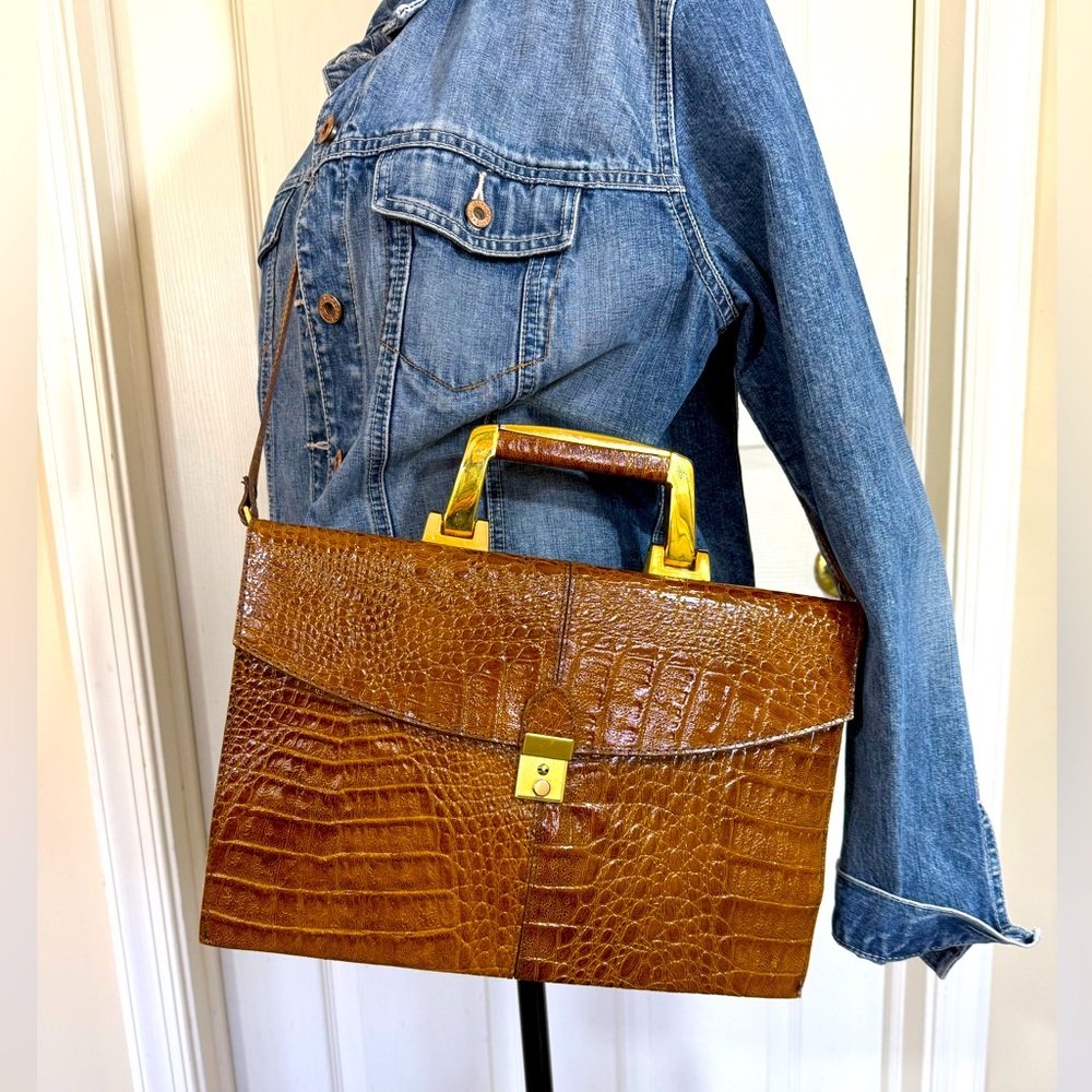Italian Leather vintage messenger. Alligator in Cognac color. Great condition